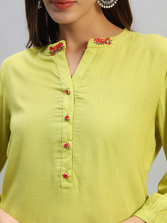 Women's Solid Green Mandarin Collar 3/4th Sleeves Casual Kurti