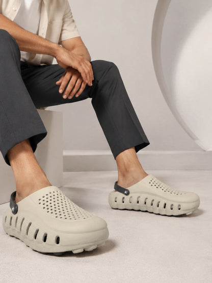 Men's Black & Beige Colourblock Clogs