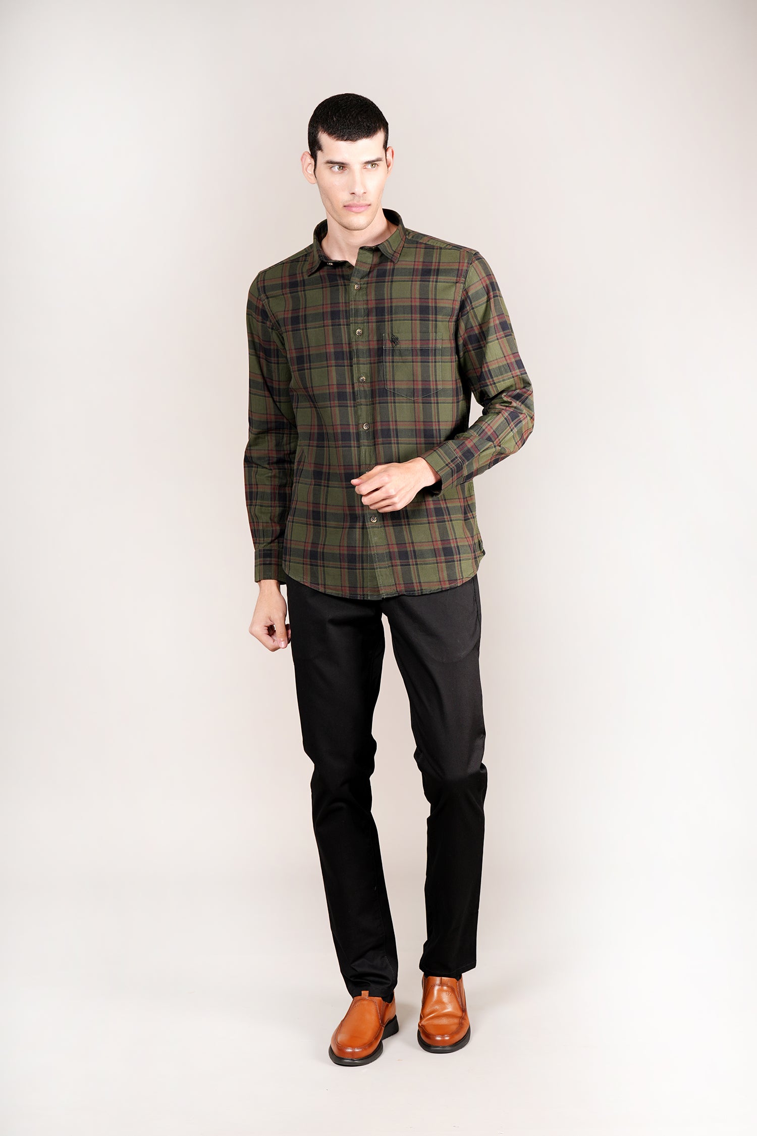 Men's Black Solid Non-Pleated Casual Trouser